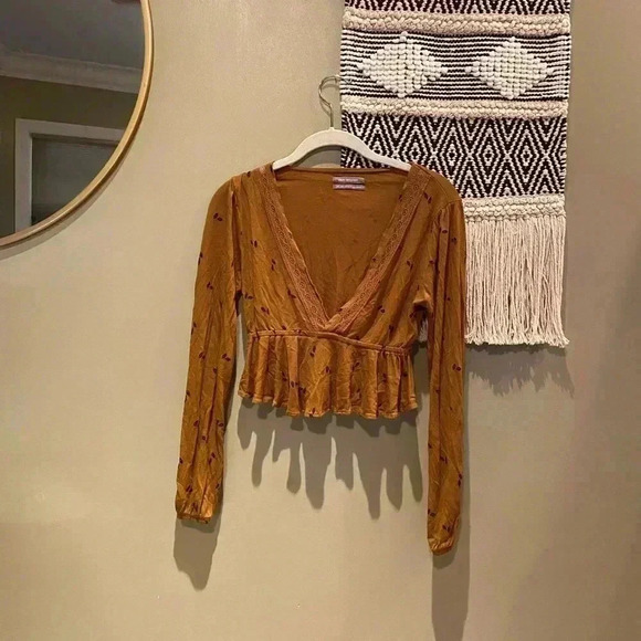 URBAN OUTFITTERS FALL CROP TOP SMALL - Picture 1 of 4